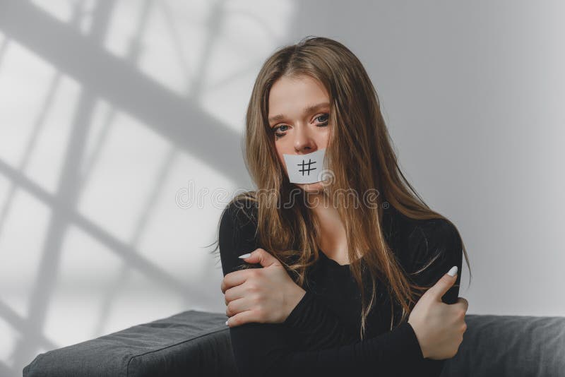 Πορτρέτο ενός νεαρού όμορφου λυπημένου κοριτσιού, του οποίου το στόμα είναι σφραγισμένο με hashtag στοκ φωτογραφίες με δικαίωμα ελεύθερης χρήσης Πορτρέτο ενός νεαρού όμορφου λυπημένου κοριτσιού, του οποίου το στόμα είναι σφραγισμένο με hashtag στοκ φωτογραφίες με δικαίωμα ελεύθερης χρήσης