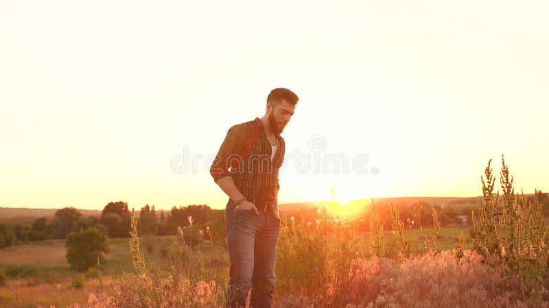 Πορτρέτο ενός σύγχρονου ατόμου στο ηλιοβασίλεμα στη φύση