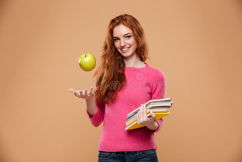 Πορτρέτο ενός φιλικού αρκετά redhead μήλου εκμετάλλευσης κοριτσιών στοκ φωτογραφίες με δικαίωμα ελεύθερης χρήσης Πορτρέτο ενός φιλικού αρκετά redhead μήλου εκμετάλλευσης κοριτσιών στοκ φωτογραφίες με δικαίωμα ελεύθερης χρήσης