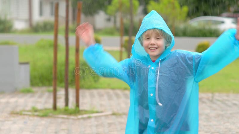 πορτρέτο ενός χαρούμενου παιδιού κάτω από βροχή