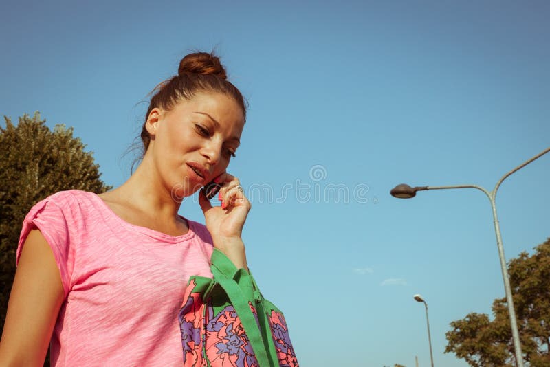 Πορτρέτο ενός όμορφου κοριτσιού που μιλά στο τηλέφωνο