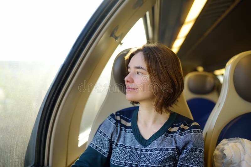 Πορτρέτο ενός όμορφου σκεπτικού κοριτσιού που ονειρεύεται σε ένα αυτοκίνητο τραίνων στοκ εικόνες με δικαίωμα ελεύθερης χρήσης Πορτρέτο ενός όμορφου σκεπτικού κοριτσιού που ονειρεύεται σε ένα αυτοκίνητο τραίνων στοκ εικόνες με δικαίωμα ελεύθερης χρήσης