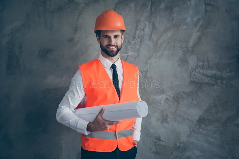 Πορτρέτο θετικής αρχιτεκτονικής επαγγελματία κατασκευαστή που κρατά το σχέδιό του για την κατασκευή του κτιρίου και φοράει πορτοκ στοκ φωτογραφίες με δικαίωμα ελεύθερης χρήσης
