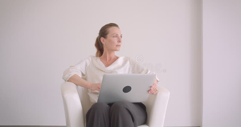 Πορτρέτο κινηματογραφήσεων σε πρώτο πλάνο της ηλικιωμένης καυκάσιας επιχειρηματία brunette που χρησιμοποιεί τη συνεδρίαση lap-top
