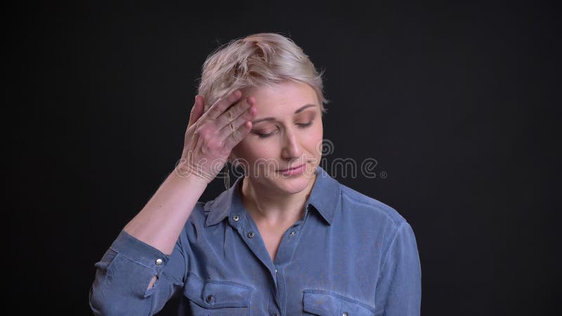 Πορτρέτο κινηματογραφήσεων σε πρώτο πλάνο της τρομαγμένης ενήλικης γυναίκας που εξετάζει τη κάμερα που ανατρέπεται και νευρική