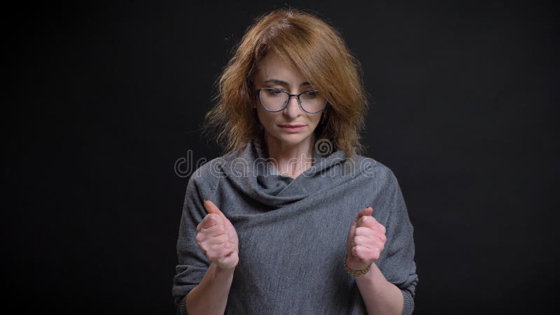 Πορτρέτο κινηματογραφήσεων σε πρώτο πλάνο του ανησυχίας του μέσης ηλικίας υπερβολικού redhead θηλυκού στα γυαλιά και νευρικού σφί στοκ εικόνες με δικαίωμα ελεύθερης χρήσης Πορτρέτο κινηματογραφήσεων σε πρώτο πλάνο του ανησυχίας του μέσης ηλικίας υπερβολικού redhead θηλυκού στα γυαλιά και νευρικού σφί στοκ εικόνες με δικαίωμα ελεύθερης χρήσης