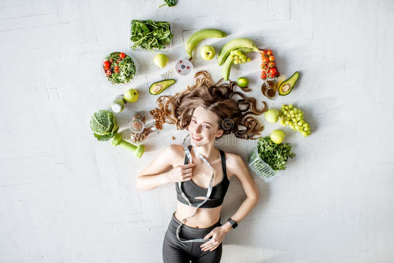 Πορτρέτο μιας αθλήτριας με τα υγιή τρόφιμα