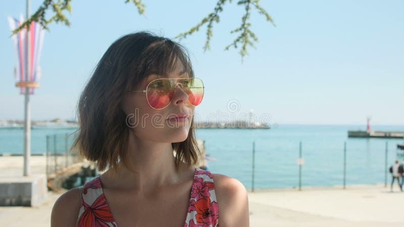 Πορτρέτο μιας ευτυχούς, όμορφης γυναίκας με τα γυαλιά ηλίου