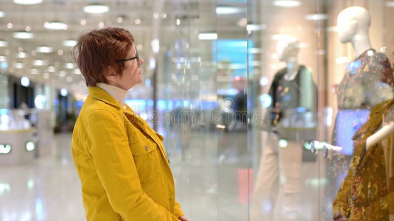 Πορτρέτο μιας ηλικιωμένης γυναίκας κατά το ψώνια στο εμπορικό κέντρο φιλμ μικρού μήκους