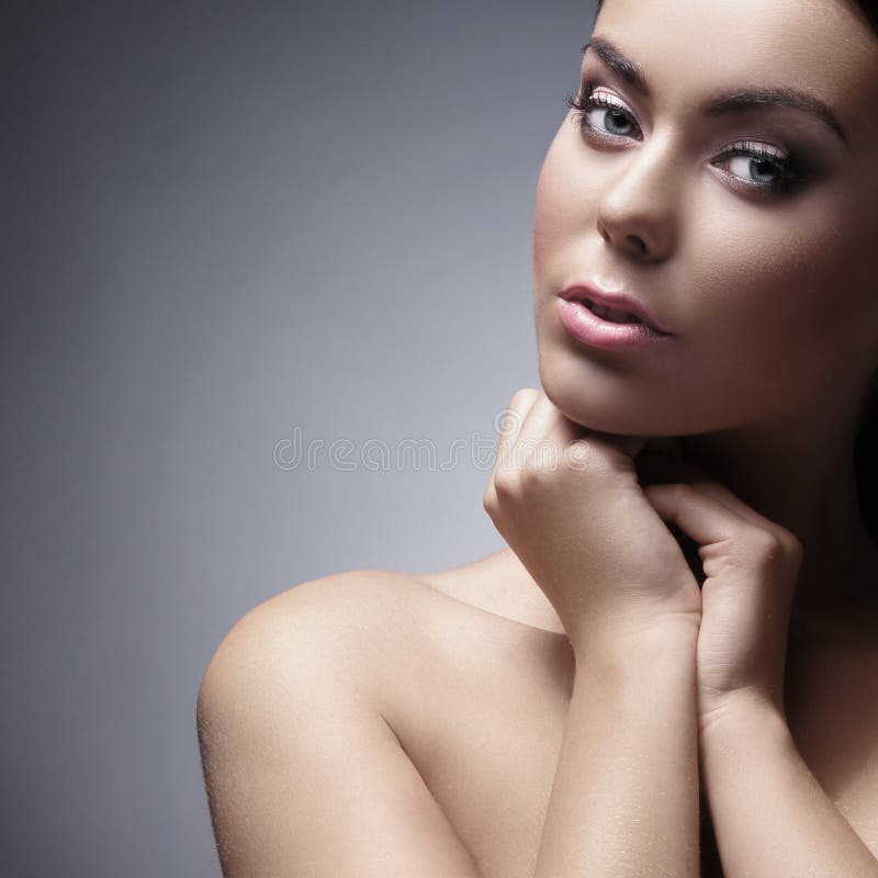 Πορτρέτο μιας νέας καυκάσιας γυναίκας στο makeup στοκ εικόνα Πορτρέτο μιας νέας καυκάσιας γυναίκας στο makeup στοκ εικόνα