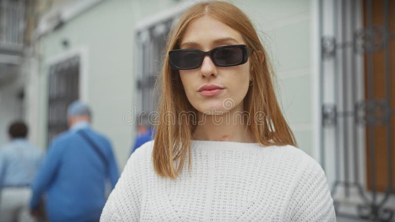 Πορτρέτο μιας νεαρής γυναίκας με γυαλιά ηλίου να στέκονται με σιγουριά σε ένα δρόμο της πόλης στοκ εικόνες με δικαίωμα ελεύθερης χρήσης