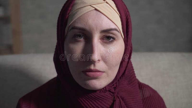 Πορτρέτο μιας νεαρής μουσουλμάνας που κλαίει