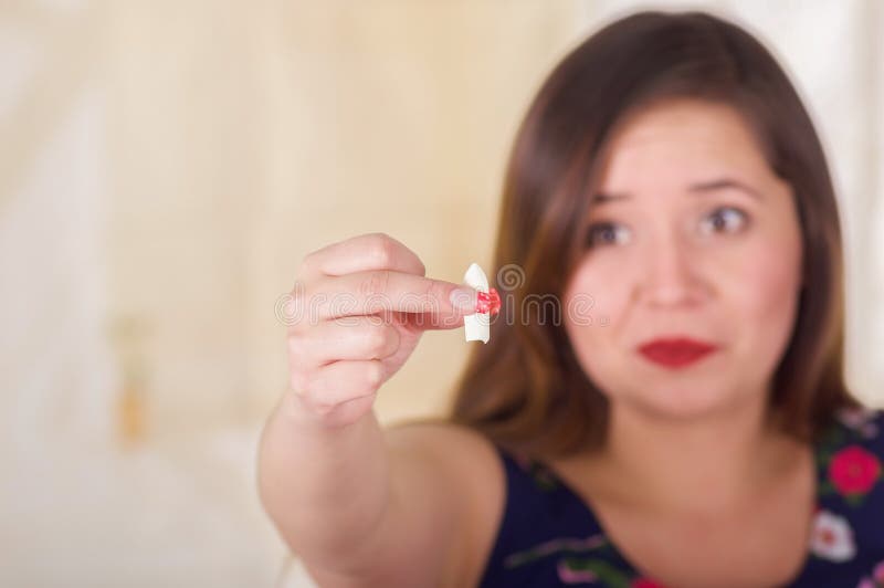 Πορτρέτο μιας τρομακτικής εκμετάλλευσης γυναικών σε την χέρι μια μαλακή κολπική ταμπλέτα ζελατίνης ή suppository, θεραπεία των ασ στοκ φωτογραφία με δικαίωμα ελεύθερης χρήσης
