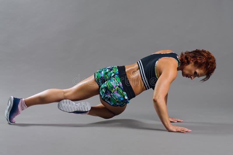 Πορτρέτο μιας όμορφης γυναίκας sportswear στοκ εικόνα με δικαίωμα ελεύθερης χρήσης Πορτρέτο μιας όμορφης γυναίκας sportswear στοκ εικόνα με δικαίωμα ελεύθερης χρήσης
