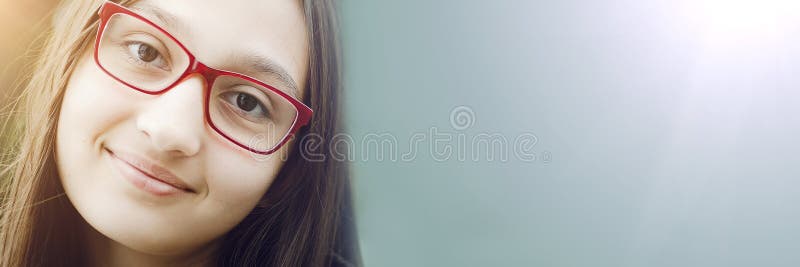 πορτρέτο μιας όμορφης νεαρής κοπέλας με γυαλιά. πανοραμικό πανό με θέση για χώρο αντιγραφής κειμένου στοκ φωτογραφία με δικαίωμα ελεύθερης χρήσης
