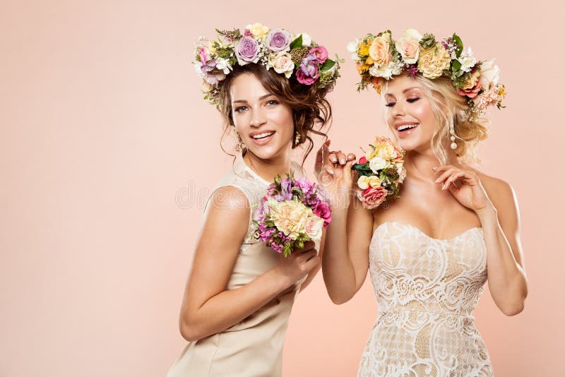 Πορτρέτο ομορφιάς Hairstyle λουλουδιών προτύπων μόδας, δύο ευτυχείς γυναίκες με το στεφάνι και την ανθοδέσμη λουλουδιών στοκ φωτογραφίες με δικαίωμα ελεύθερης χρήσης Πορτρέτο ομορφιάς Hairstyle λουλουδιών προτύπων μόδας, δύο ευτυχείς γυναίκες με το στεφάνι και την ανθοδέσμη λουλουδιών στοκ φωτογραφίες με δικαίωμα ελεύθερης χρήσης