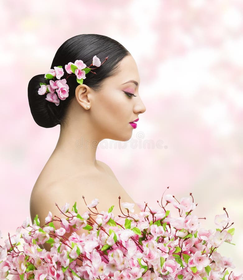 Πορτρέτο ομορφιάς γυναικών στο λουλούδι Sakura, ασιατικό κουλούρι Hairstyle κοριτσιών στοκ εικόνες Πορτρέτο ομορφιάς γυναικών στο λουλούδι Sakura, ασιατικό κουλούρι Hairstyle κοριτσιών στοκ εικόνες