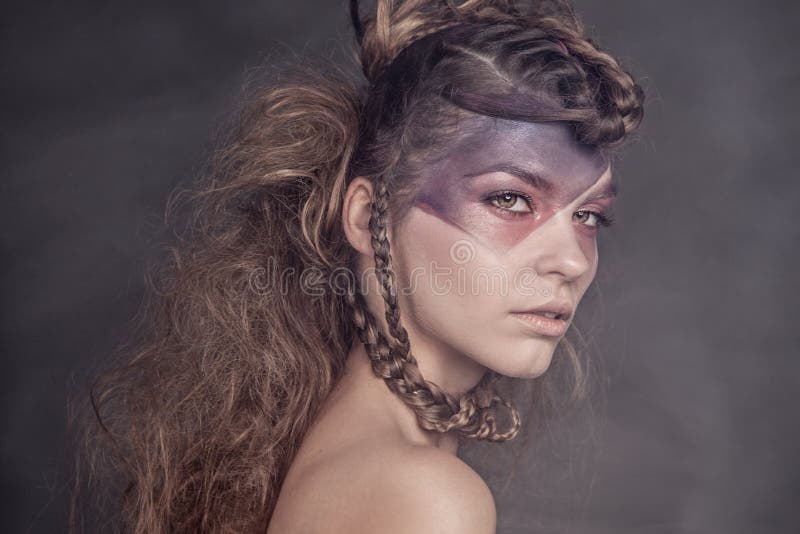 Πορτρέτο ομορφιάς της ελκυστικής κυρίας brunette στοκ εικόνα με δικαίωμα ελεύθερης χρήσης