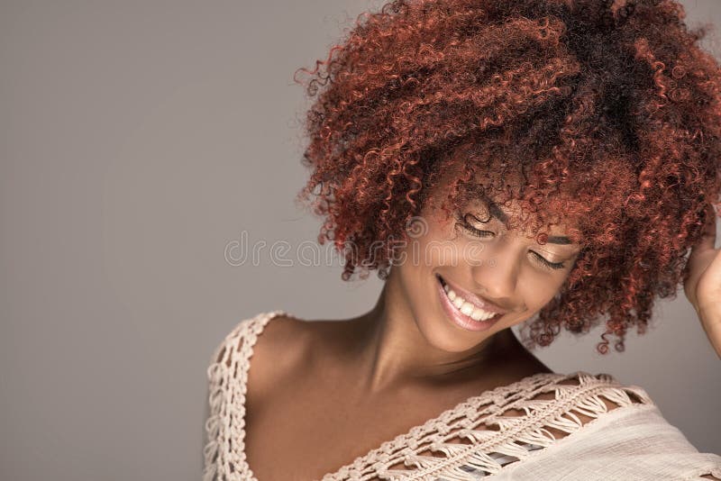 Πορτρέτο ομορφιάς του κοριτσιού με το afro hairstyle στοκ εικόνες