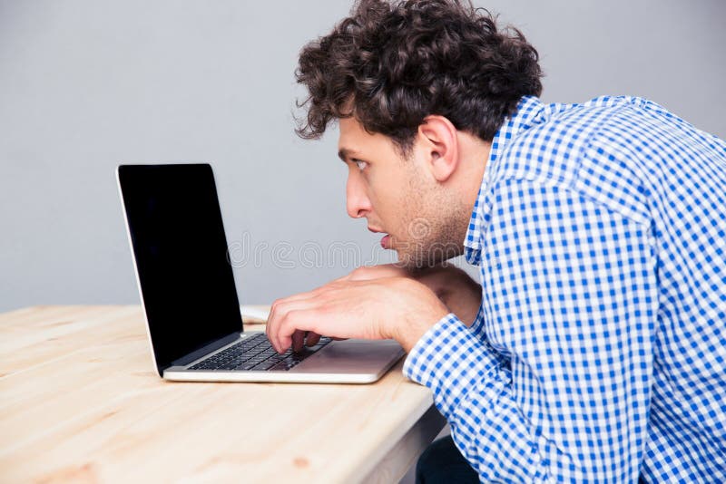 Πορτρέτο πλάγιας όψης ενός ατόμου που χρησιμοποιεί το lap-top