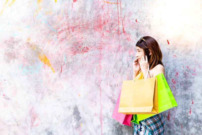 Πορτρέτο που γοητεύει την όμορφη shopaholic γυναίκα Ελκυστικό beautif στοκ φωτογραφίες Πορτρέτο που γοητεύει την όμορφη shopaholic γυναίκα Ελκυστικό beautif στοκ φωτογραφίες