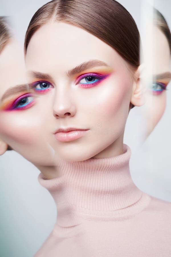 Πορτρέτο στούντιο μόδας τέχνης του όμορφου brunette με το floral κόσμημα στοκ φωτογραφίες με δικαίωμα ελεύθερης χρήσης Πορτρέτο στούντιο μόδας τέχνης του όμορφου brunette με το floral κόσμημα στοκ φωτογραφίες με δικαίωμα ελεύθερης χρήσης