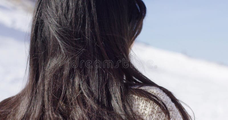 Πορτρέτο της γυναίκας brunette που φορά eyeglasses φιλμ μικρού μήκους