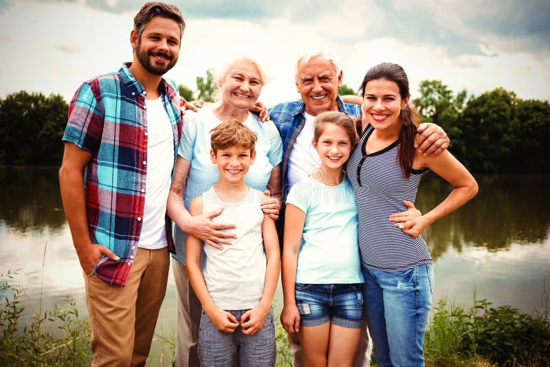 Πορτρέτο της ευτυχούς multi-generation οικογένειας στοκ εικόνα Πορτρέτο της ευτυχούς multi-generation οικογένειας στοκ εικόνα
