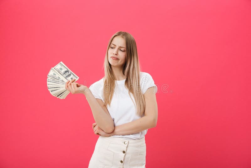 Πορτρέτο της νέας αρκετά ξανθής γυναίκας σε ένα ρόδινο κλίμα πολύ και που ανατρέπεται, πολύ χρόνος, κραυγή εξαγριωμένη στοκ εικόνες με δικαίωμα ελεύθερης χρήσης Πορτρέτο της νέας αρκετά ξανθής γυναίκας σε ένα ρόδινο κλίμα πολύ και που ανατρέπεται, πολύ χρόνος, κραυγή εξαγριωμένη στοκ εικόνες με δικαίωμα ελεύθερης χρήσης