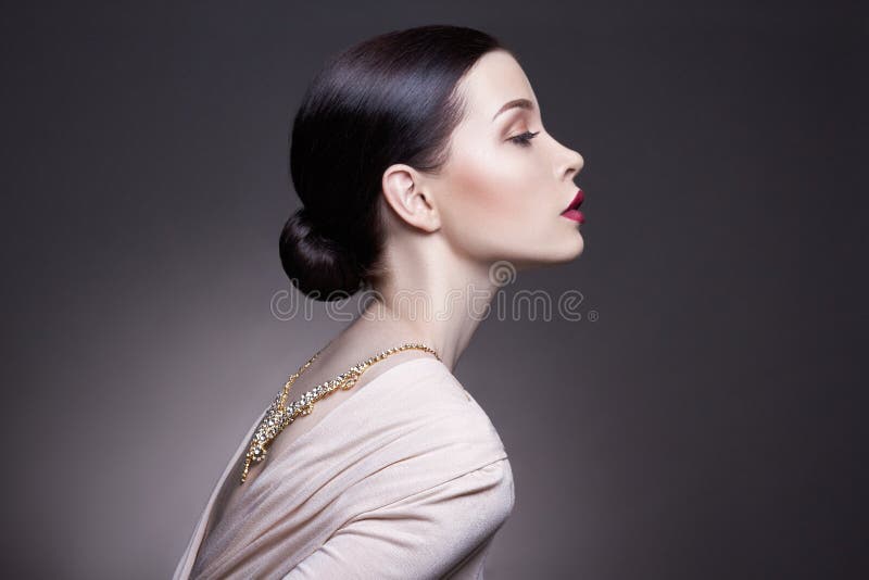 Πορτρέτο της νέας γυναίκας brunette σε ένα σκοτεινό κλίμα Μυστήρια φωτεινή εικόνα μιας γυναίκας με το επαγγελματικό makeup στοκ φωτογραφία με δικαίωμα ελεύθερης χρήσης