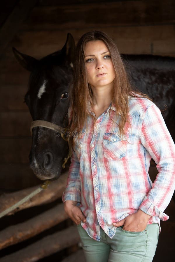 Πορτρέτο της νέας γυναίκας με το μαύρο άλογό της