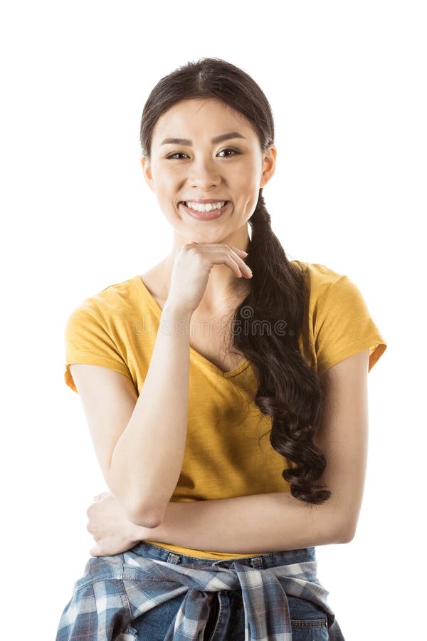 Πορτρέτο της χαμογελώντας ασιατικής γυναίκας με το χέρι στο πηγούνι