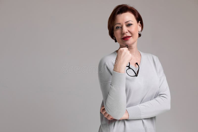 Πορτρέτο της όμορφης γυναίκας στα ελαφριά ενδύματα με τα γυαλιά που απομονώνεται υπό εξέταση στο ελαφρύ υπόβαθρο στοκ φωτογραφίες Πορτρέτο της όμορφης γυναίκας στα ελαφριά ενδύματα με τα γυαλιά που απομονώνεται υπό εξέταση στο ελαφρύ υπόβαθρο στοκ φωτογραφίες