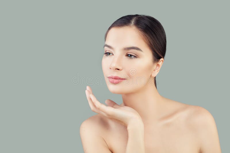 Πορτρέτο του αρκετά νέου προτύπου SPA γυναικών με το υγιές σαφές δέρμα στοκ φωτογραφίες Πορτρέτο του αρκετά νέου προτύπου SPA γυναικών με το υγιές σαφές δέρμα στοκ φωτογραφίες