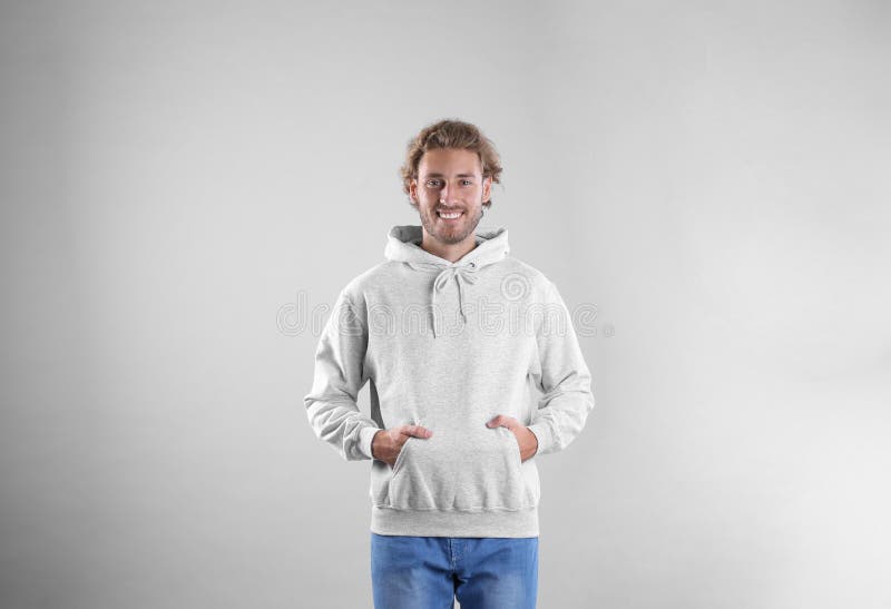 Πορτρέτο του ατόμου στο πουλόβερ hoodie στο ελαφρύ υπόβαθρο στοκ εικόνα Πορτρέτο του ατόμου στο πουλόβερ hoodie στο ελαφρύ υπόβαθρο στοκ εικόνα