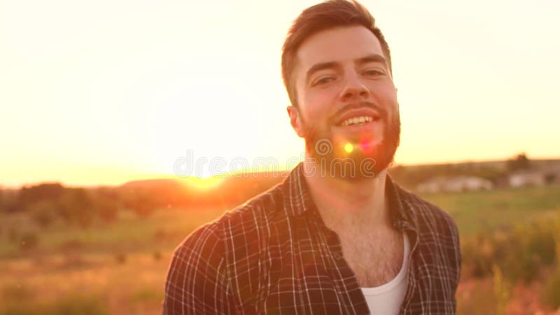 Πορτρέτο του γενειοφόρου ατόμου στο υπόβαθρο ηλιοβασιλέματος
