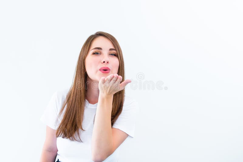 Πορτρέτο του ευτυχούς κοριτσιού brunette στην άσπρη μπλούζα που στέλνει το φιλί αέρα που απομονώνεται στο άσπρο υπόβαθρο Καυκάσιο στοκ εικόνες Πορτρέτο του ευτυχούς κοριτσιού brunette στην άσπρη μπλούζα που στέλνει το φιλί αέρα που απομονώνεται στο άσπρο υπόβαθρο Καυκάσιο στοκ εικόνες