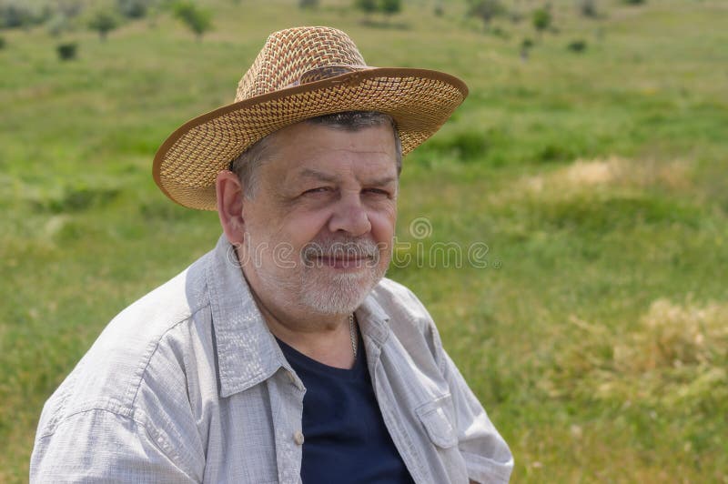 Πορτρέτο του ευτυχούς ουκρανικού αγρότη σε ένα λιβάδι άνοιξη στοκ φωτογραφία Πορτρέτο του ευτυχούς ουκρανικού αγρότη σε ένα λιβάδι άνοιξη στοκ φωτογραφία