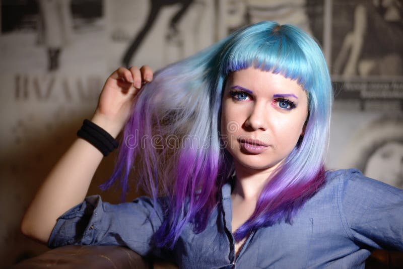 Πορτρέτο του νέου όμορφου κοριτσιού hipster με την τρίχα χρώματος στοκ φωτογραφία με δικαίωμα ελεύθερης χρήσης Πορτρέτο του νέου όμορφου κοριτσιού hipster με την τρίχα χρώματος στοκ φωτογραφία με δικαίωμα ελεύθερης χρήσης
