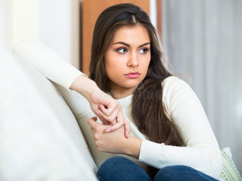Πορτρέτο του λυπημένου νέου brunette στο σπίτι στοκ εικόνες Πορτρέτο του λυπημένου νέου brunette στο σπίτι στοκ εικόνες