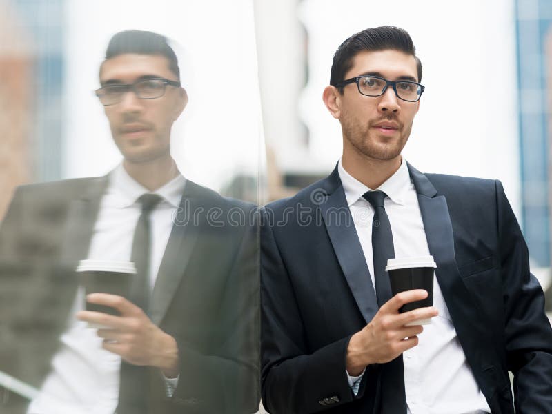 Πορτρέτο του όμορφου επιχειρηματία υπαίθριο στοκ φωτογραφίες Πορτρέτο του όμορφου επιχειρηματία υπαίθριο στοκ φωτογραφίες