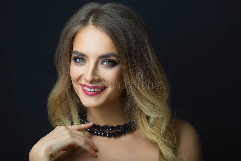 Πορτρέτο του όμορφου νέου κοριτσιού με το makeup στοκ φωτογραφία με δικαίωμα ελεύθερης χρήσης