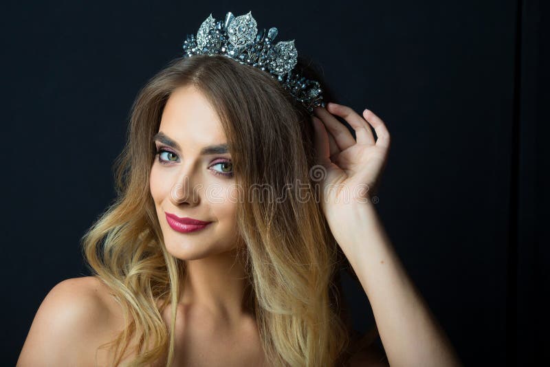 Πορτρέτο του όμορφου νέου κοριτσιού με το makeup στοκ εικόνες