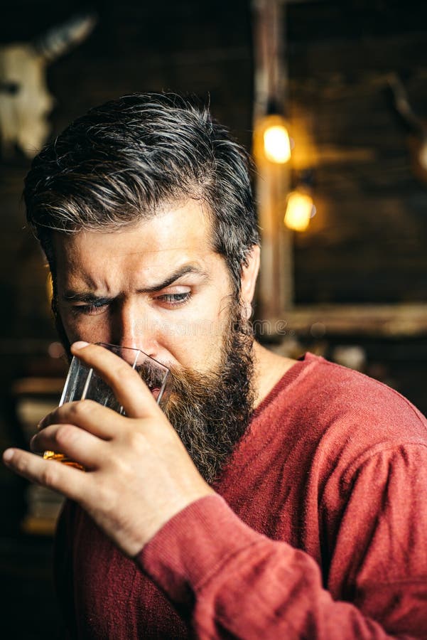 Πορτρέτο του όμορφου ποτηριού εκμετάλλευσης νεαρών άνδρων του κονιάκ κονιάκ whiskeyand Κομψό άτομο που κρατά ένα ποτήρι του ποτού στοκ εικόνα Πορτρέτο του όμορφου ποτηριού εκμετάλλευσης νεαρών άνδρων του κονιάκ κονιάκ whiskeyand Κομψό άτομο που κρατά ένα ποτήρι του ποτού στοκ εικόνα