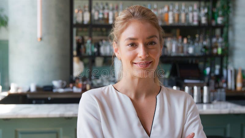 Πορτρέτο Χαμογελαστής Ιδιοκτήτριας Ή Μάνατζερ Εστιατορίου Που Στέκεται Στο Μπαρ στοκ φωτογραφία με δικαίωμα ελεύθερης χρήσης
