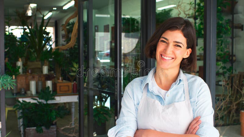Πορτρέτο Χαμογελαστών Γυναικών Ιδιοκτητών Ανθοπωλείων Που Στέκονται Στην Πόρτα Περιτριγυρισμένων Από Φυτά στοκ φωτογραφία με δικαίωμα ελεύθερης χρήσης