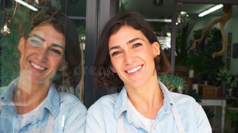Πορτρέτο Χαμογελαστών Γυναικών Ιδιοκτητών Ανθοπωλείων Που Στέκονται Στην Πόρτα Περιτριγυρισμένων Από Φυτά στοκ φωτογραφία