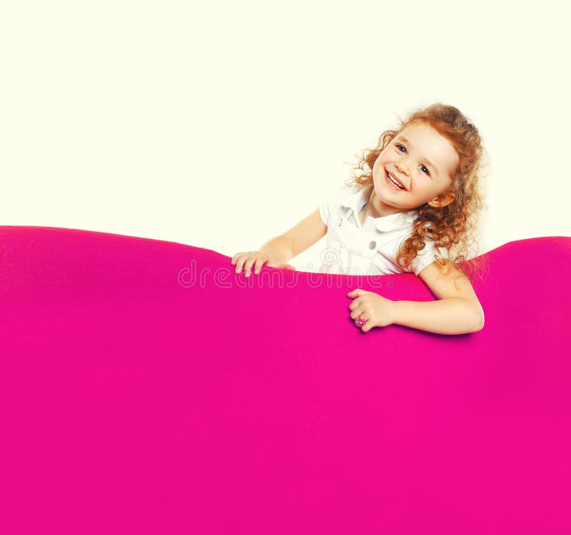 πορτρέτο χαρούμενου χαρούμενου μικρού κοριτσιού με ροζ καρέκλα, κενό για διαφημιστικό κείμενο