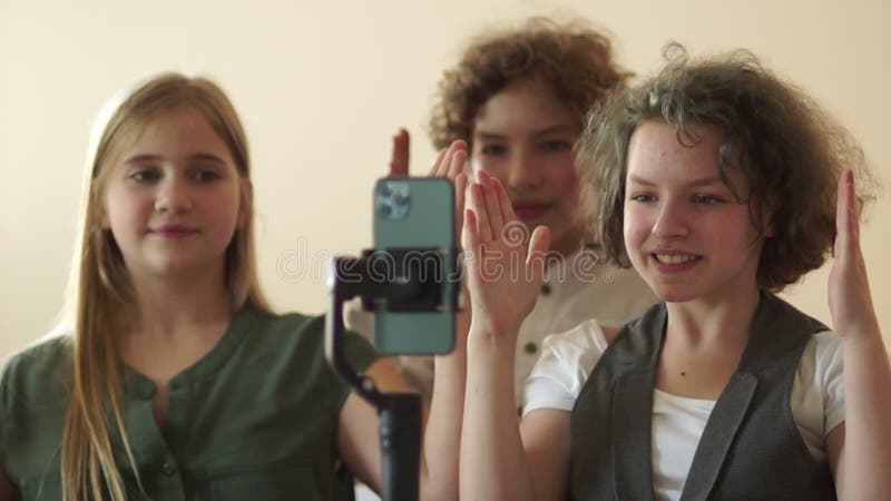 πορτρέτο χαρούμενων μαθητών που χορεύουν μπροστά από την κάμερα. κορίτσια και αγόρια bloggers βίντεο καταγράφουν τάσεις