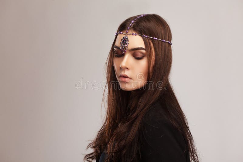 Πορτρέτο ύφους μόδας της όμορφης γυναίκας brunette με την τρίχα ornam στοκ φωτογραφίες με δικαίωμα ελεύθερης χρήσης Πορτρέτο ύφους μόδας της όμορφης γυναίκας brunette με την τρίχα ornam στοκ φωτογραφίες με δικαίωμα ελεύθερης χρήσης